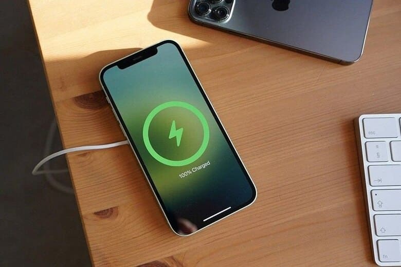 Sạc pin ổn định để khắc phục lỗi iPhone 13 Pro Max treo táo