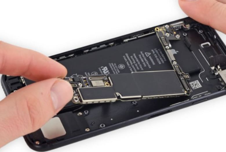 Khi iPhone 13 Pro Max treo táo nhấp nháy cần mang đi sửa