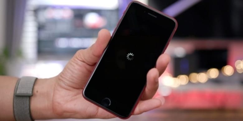 iPhone 13 Pro Max không vào được màn hình chính và tự khởi động lại