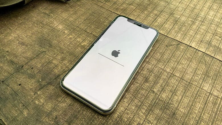 Pin iPhone cạn kiệt lâu ngày gây lỗi treo táo nhấp nháy