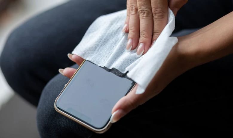 Làm sạch màn hình và loại bỏ phụ kiện gây nhiễu