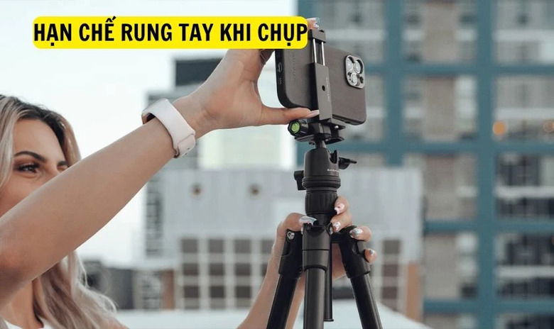 Giữ máy ổn định để tránh rung làm ảnh thiếu sáng