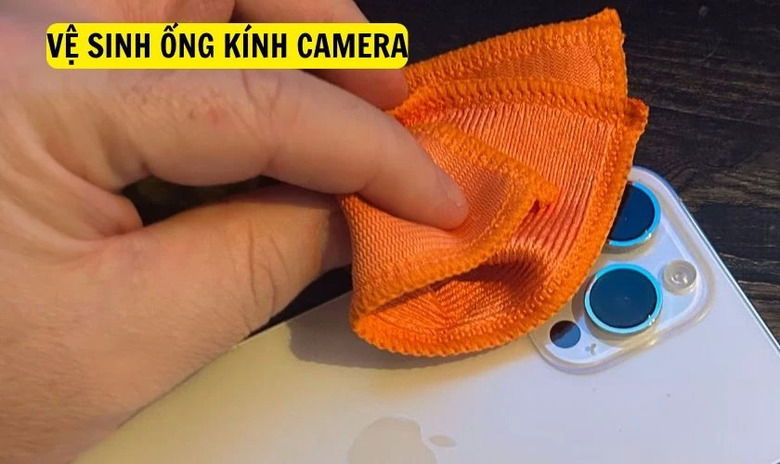 Làm sạch ống kính camera đúng cách