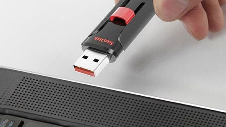 Cổng USB hư hỏng hoặc tiếp xúc kém