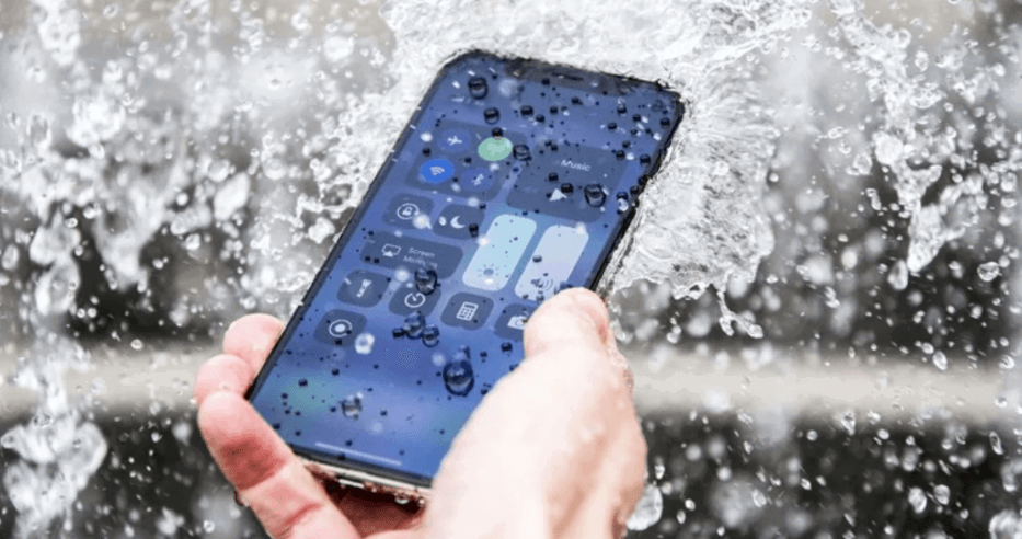 Thiết bị bị vào nước hoặc ẩm lâu ngày cũng là nguyên nhân gây ra thiết bị bị đơ cảm ứng.