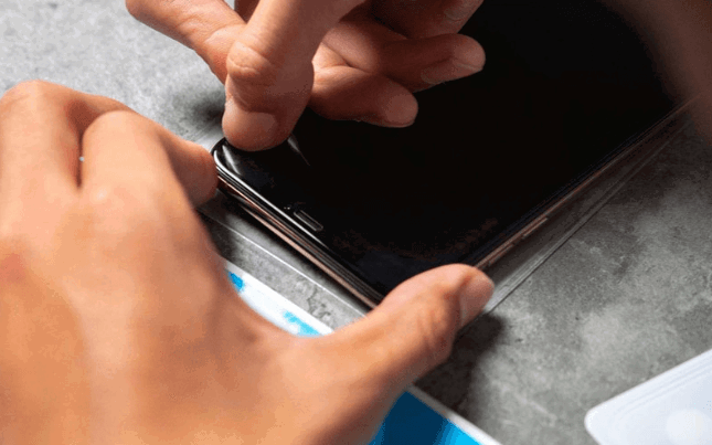 Kiểm tra và tháo bỏ miếng dán màn hình