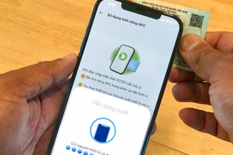 Đặt CCCD gắn chip lên phía sau để NFC kiểm tra vị trí đầu đọc tự động