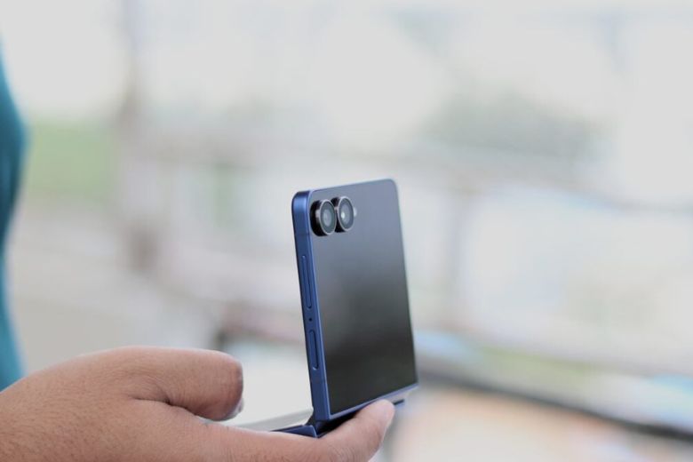 Đánh giá Samsung Galaxy Z Flip8 6