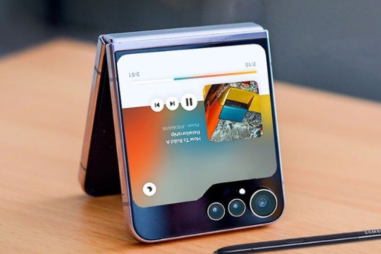 Samsung Galaxy Z Flip 7 7