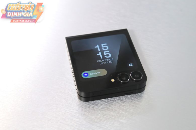 Samsung Galaxy Z Flip7 FE 1