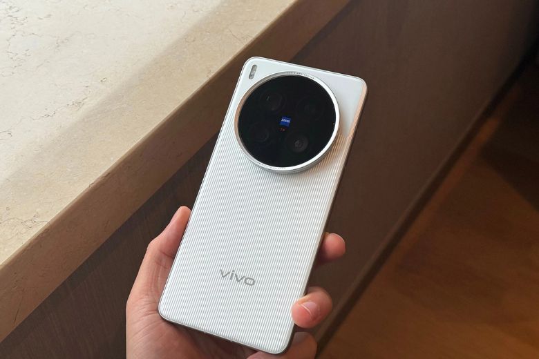 Vivo X200 Ultra và iPhone 16 Pro Max 8