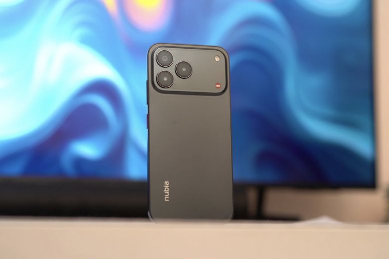 ZTE Nubia V80 Design 4