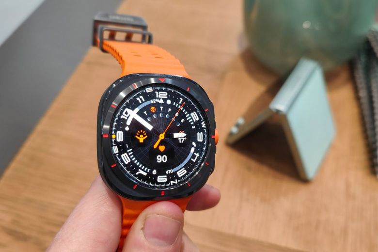 Đánh giá kích cỡ Galaxy Watch Ultra