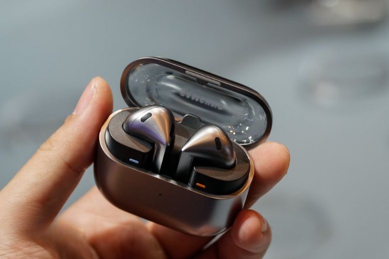 Galaxy Buds3 khi đặt trong hộp sạc