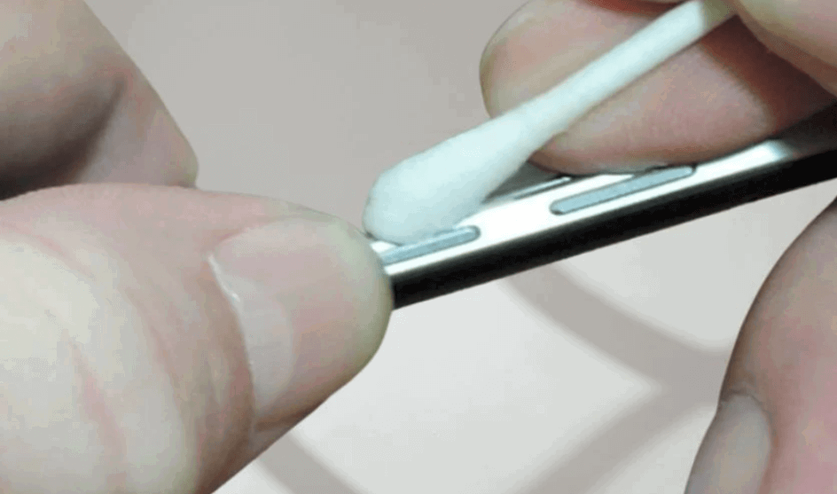 Làm sạch khu vực nút âm lượng đúng cách, tránh làm hỏng linh kiện