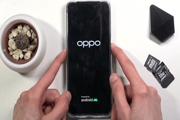 Khởi động lại điện thoại để khắc phục Oppo bị đen màn hình