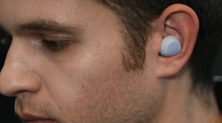 đeo thử tai nghe Samsung Galaxy Buds+