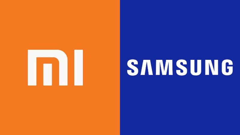 Samsung và Xiaomi đặt cạnh nhau, nổi bật với chất liệu kính bóng bẩy và thiết kế.