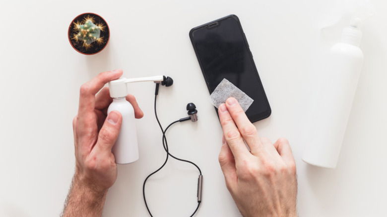 Vệ sinh cổng cắm và đầu jack tai nghe đúng cách