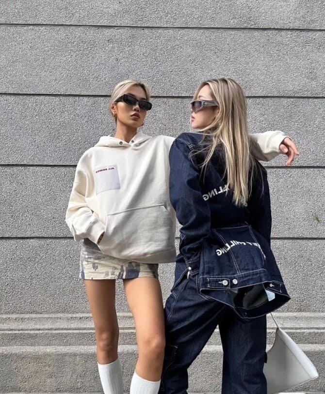 Tạo dáng chụp 2 ảnh người nữ đứng nghiêng, cùng tạo dáng như đang catwalk