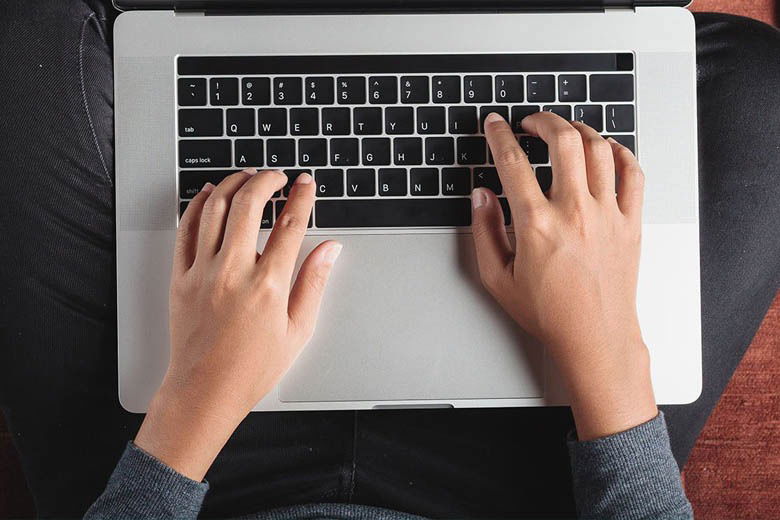 bàn phím Macbook bị nhảy dấu cách