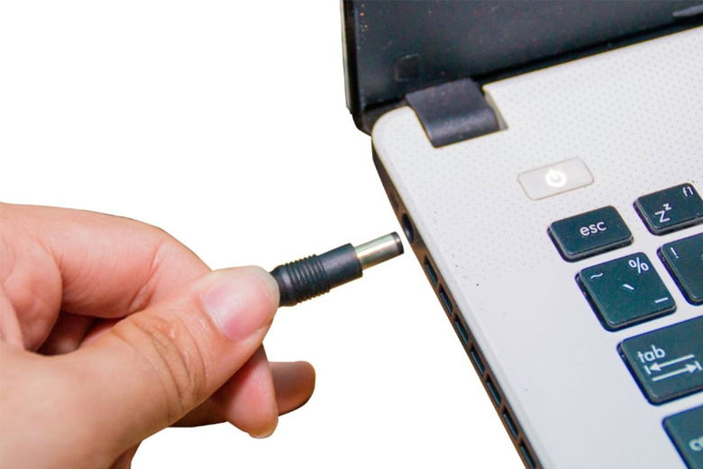 cắm sạc vào laptop đèn adaptor bị tắt