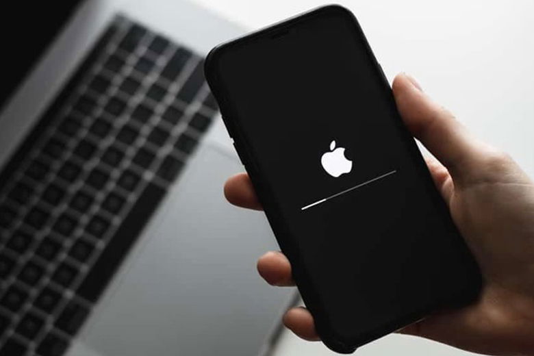 iPhone 12 Pro Max bị treo táo nhấp nháy