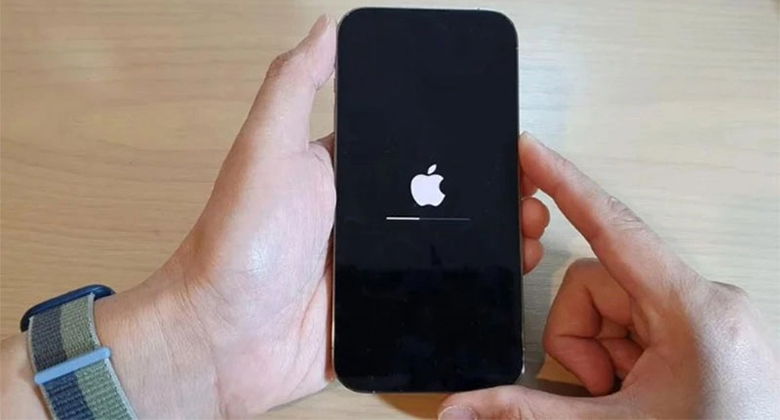 iPhone 15 Pro Max bị đơ màn hình không tắt nguồn được