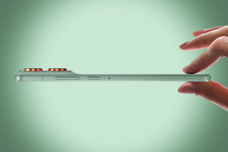 cạnh máy Motorola Moto X70 Air 