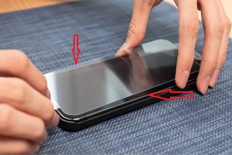 thay miếng dán màn hình mới