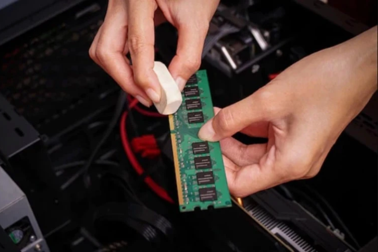 Vệ sinh khe cắm RAM đúng cách