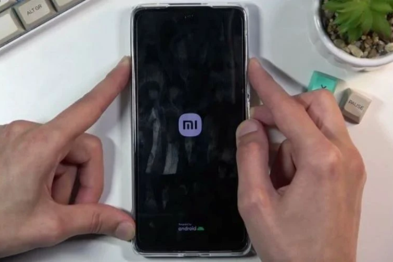 Nhấn và giữ phím nguồn và phím giảm âm lượng