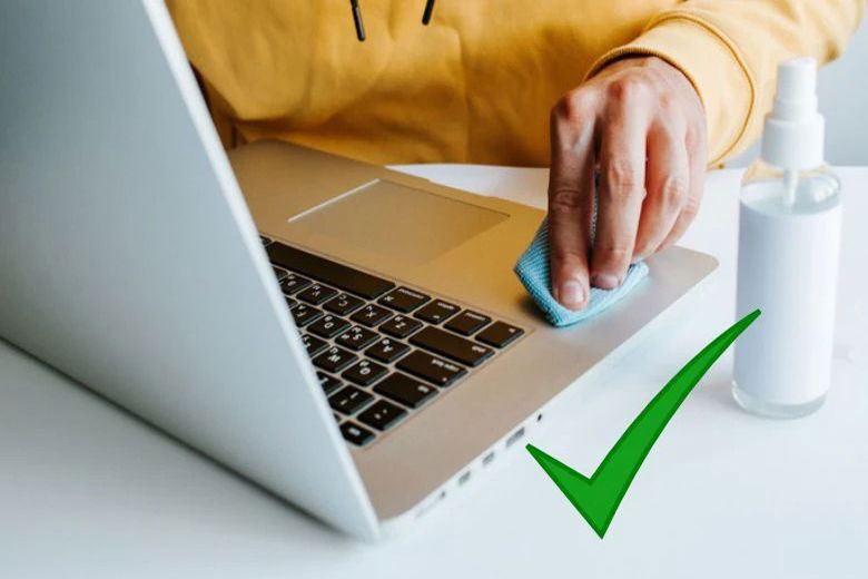 vệ sinh bàn phím MacBook
