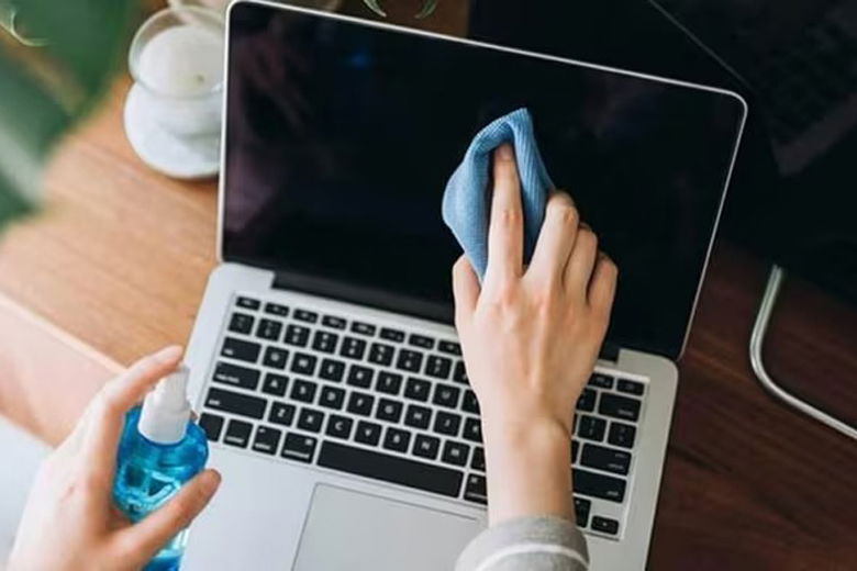 Thường xuyên vệ sinh laptop