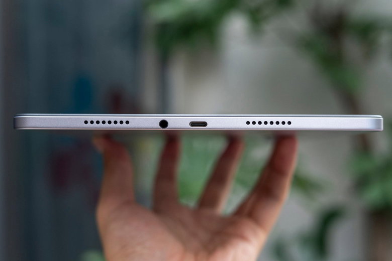 Khung viền và mặt lưng được hoàn thiện từ nhôm