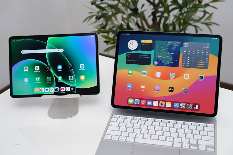 Cả hai đều có màn hình 11,2 inch với độ phân giải cao
