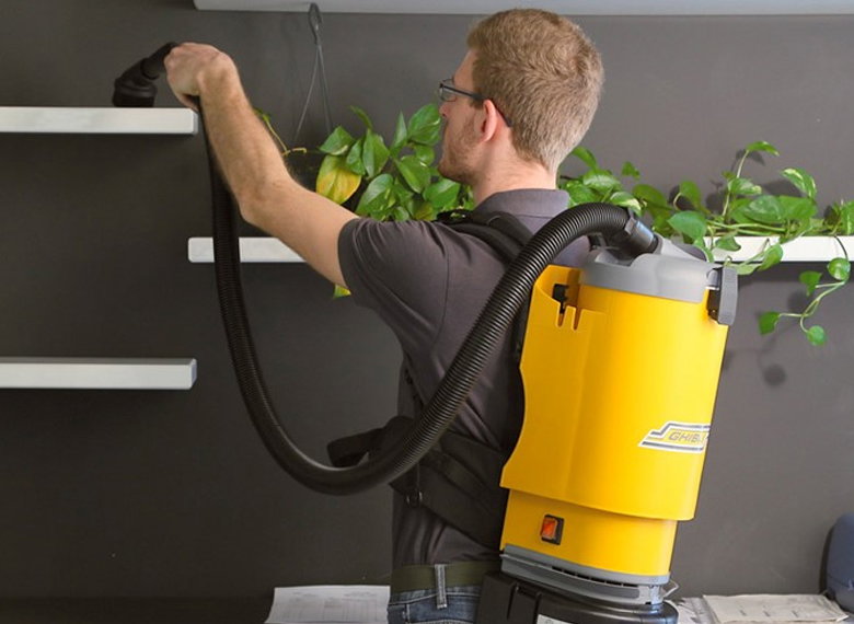 Máy hút bụi nhỏ gọn có thể đeo trên vai