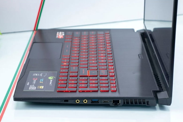 Bàn phím và touchpad dễ sử dụng