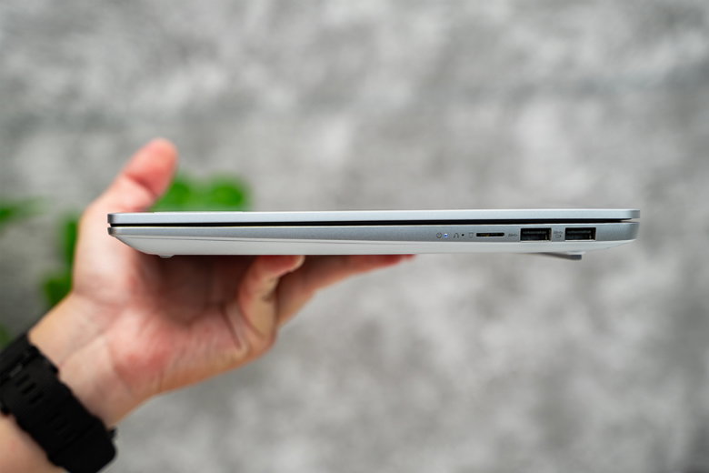Tiêu chí chọn laptop cho sinh viên Quản trị Kinh doanh