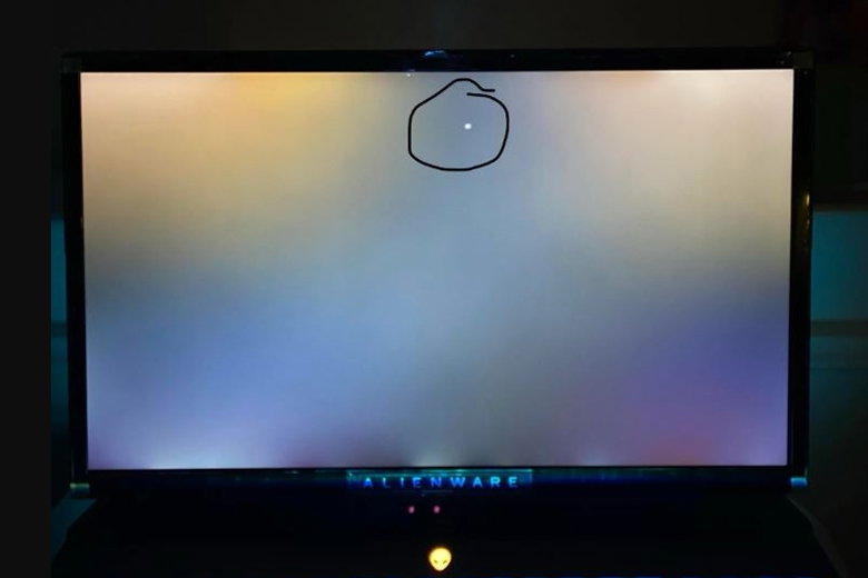 Nguyên nhân khiến màn hình laptop có đốm sáng