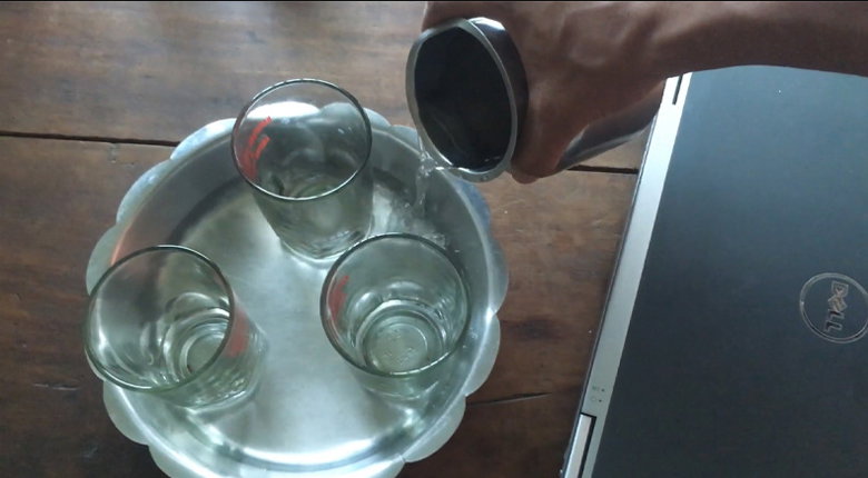 đổ một lượng nước vừa đủ vào khay