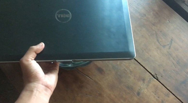 đặt laptop lên vật nặng và điều chỉnh cho laptop nằm chắc chắn