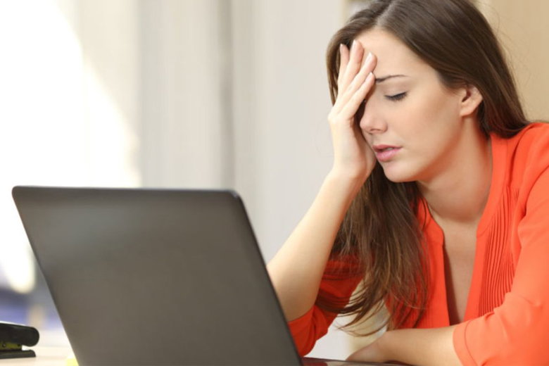Màn hình laptop bị tối gây ra tác hại gì?