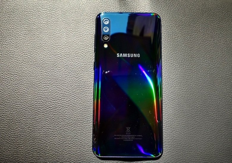 thiết kế mặt lưng chuyển đổi màu của samsung galaxy a50