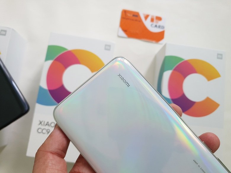 Logo Xiaomi trên CC9 giá rẻ có thể phát sáng đẹp mắt. 