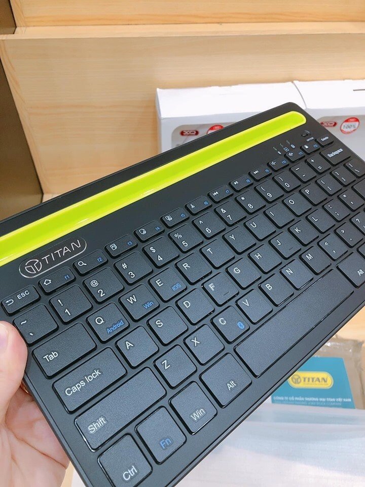 cạnh trái bàn phím không dây TITAN-KB02