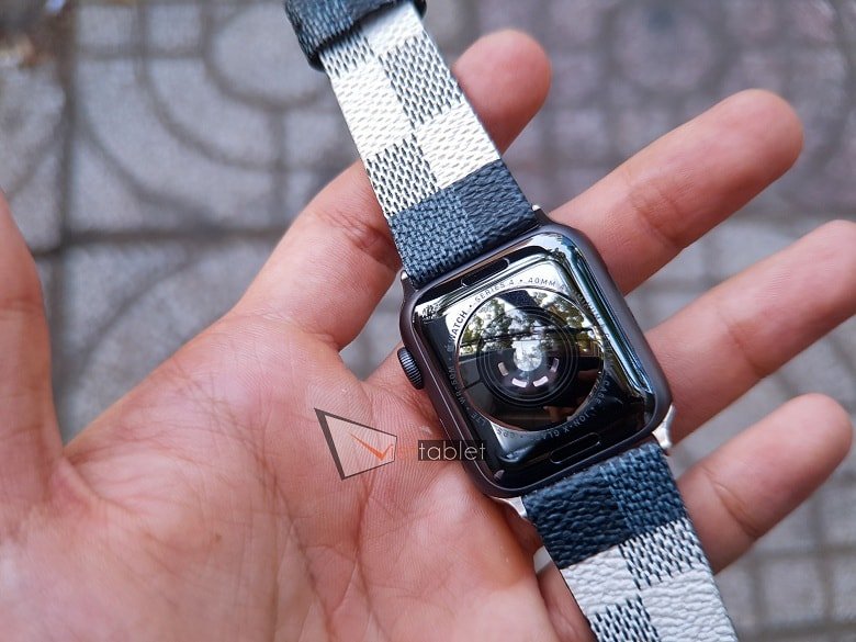 Hình ảnh mặt sau Apple Watch Series 4 