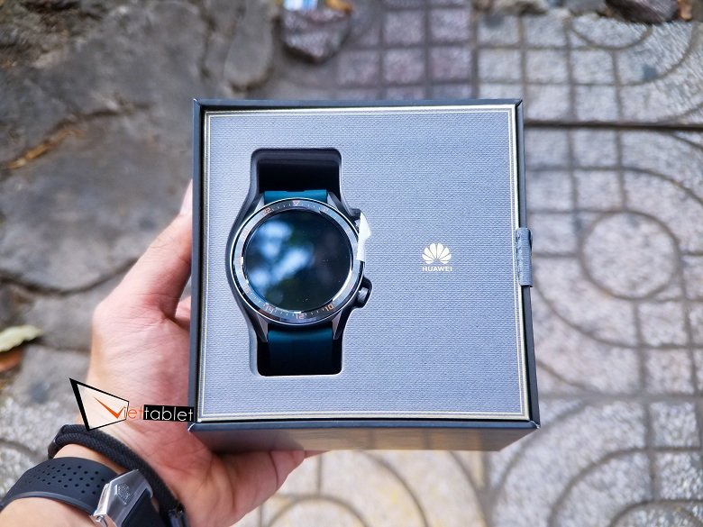 trên tay hộp đựng Huawei Watch GT