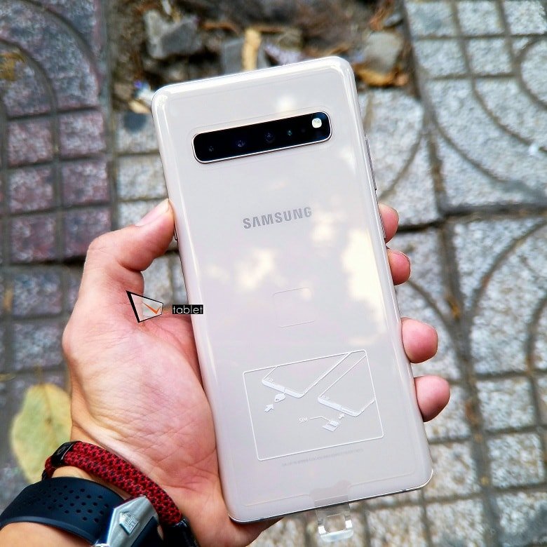 Samsung Galaxy S10 5G là sản phẩm công nghệ tiên tiến nhất hiện nay với tốc độ internet nhanh hơn, khả năng xử lý tốt hơn và chất lượng hình ảnh đỉnh cao. Với màn hình rộng và 4 camera chất lượng, bạn sẽ có những trải nghiệm thú vị và tuyệt đẹp. Hãy cùng khám phá sản phẩm này để trải nghiệm công nghệ tân tiến.