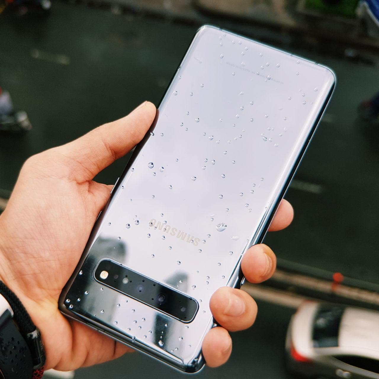 Samsung S10 5G có khả năng chống nước, bụi theo tiêu chuẩn IP68.